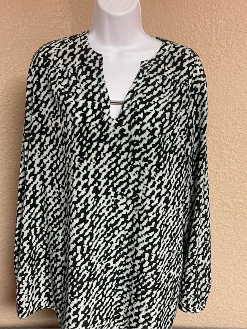 Dana Buchman Monochrome Abstract Blouse